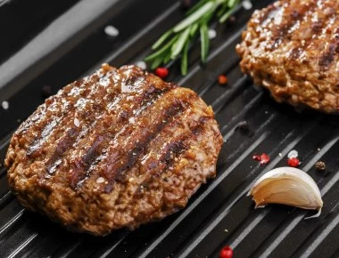 Δείτε τι θα γίνει αν βάλετε ένα παγάκι πάνω σε ένα μπιφτέκι που ψήνεται (βίντεο)